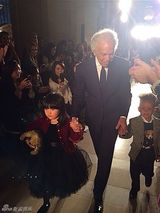 组图：王诗龄纽约登T台 小公主不改吃货本色