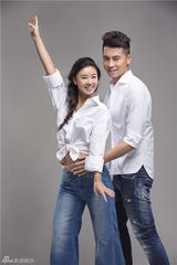 组图：王雷李小萌情侣写真 清新活力动感十足