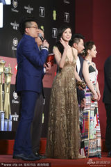 组图：林志玲金裙闪耀 极致低胸倾身显丰满