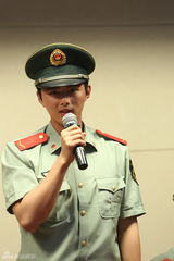 组图：《兄弟》叶祖新洗内裤 迟帅捡肥皂基情