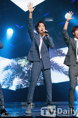 组图：f(x)爵士装热情献唱 夺冠激动互拥