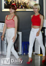 组图：韩团EXO-K出席活动 黑色正装似王子