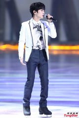 组图：张韶涵低胸白纱裙露香肩 献滑冰初体验