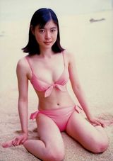 组图：彩虹女神上野树里泳装写真侧脸似王菲