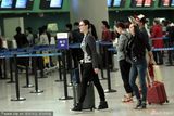 组图：李小冉现身机场 强颜欢笑助理挡镜头
