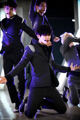 组图：EXO-K霸气献唱 跪地热舞魅力难挡