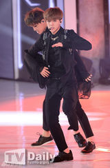 组图：BoA与EXO-K劲歌热舞助阵MCD十周年