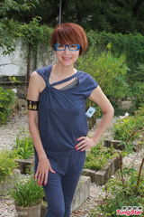 组图：钟嘉欣豪言收视30点穿高叉泳衣开派对