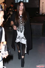 组图：张惠妹藏肉不怕热 全副武装难掩丰腴身材