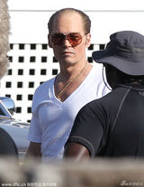 组图：德普成秃顶金链汉子 热吻未婚妻拉手缠绵