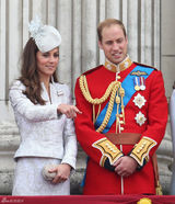 组图：英皇室齐聚为女王庆生 凯特威廉对视甜蜜