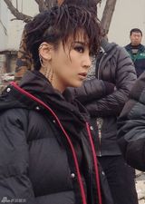 组图：谢楠史上最叛逆造型曝光 演绎不良少女