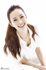 组图：韩烨白色系写真笑容绚烂尽显清新俏皮
