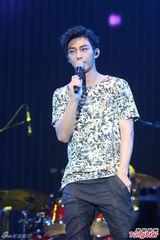 组图：炎亚纶演出人气爆棚 自曝好身材下次再秀