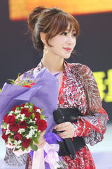 组图：柳岩为CJ性感站台 遭宅男熊抱跪地求婚