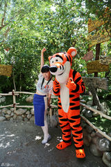 组图：吴莫愁变身加勒比海盗 起玩心持剑对决