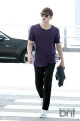 组图：韩星池昌旭赴港 休闲装扮清爽帅气