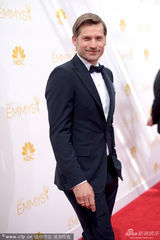 组图：《权力的游戏》尼可拉-科斯特现身红毯