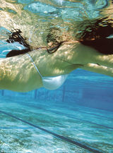 组图：NMB48成员泳池边湿身 玩制服诱惑露底裤