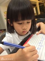 组图：陆毅女儿贝儿谱曲变作曲家 瞪眼力证是内双小美女