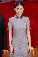 组图：大影节闭幕式 汤唯红裙知性王丽坤温婉