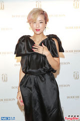 组图：徐濠縈欲把Eason未遮羞版专辑封面晒微博