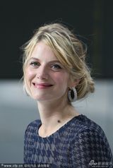 组图：梅拉尼一秒变表情帝 与摩尔逗趣笑不停