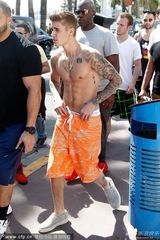 组图：比伯赴戛纳半裸壮硕 右手频拉短裤防露