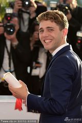 组图：评委会大奖诞双黄蛋 25岁导演多兰落泪