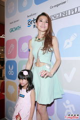 组图：周秀娜露脐装性感可爱 曝曾收陌生人鲜花