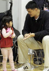 组图：姚明拍摄《爸爸2》 女儿姚沁蕾萌照曝光