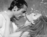 组图：洛佩兹新MV秀婀娜身段 与超模男暧昧相拥