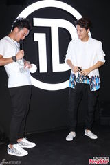 组图：吴克群砸千万开睡衣店 提何超莲面色涨红