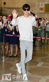 组图：李敏镐现身机场 工作人员争拍照