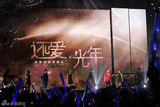 组图：张信哲北京开唱 歌迷合唱共度感动夜