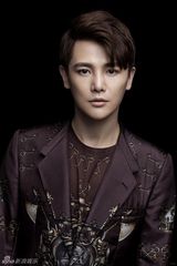 组图：孙坚写真五官精致眉目如画 显男色诱惑