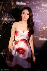 组图：秦岚亮相美妆大赏 抹胸礼服娟丽秀香肩