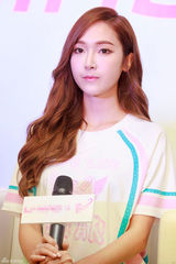 组图：少女时代Jessica首办见面会 妹妹同台嗨唱