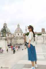 组图：姚星彤驯兽场乐享冰激凌 重温罗马假日