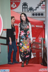 组图：萨顶顶个唱望邀陈奕迅 打算未来定居香港