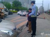 组图：国内最高交警走红 女网友惊呼大长腿偶巴