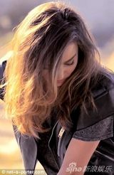 组图：米兰达-可儿褐发蓝眸 蜂腰长腿美胸外露