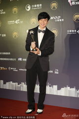 组图：林俊杰4度入围金曲终封王 激动连吻奖杯