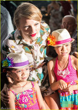 组图：斯威夫特热裤秀美腿 与小粉丝合影甜笑