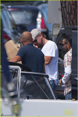 组图：小李子游艇表演功夫 铆劲飞踢霸气十足