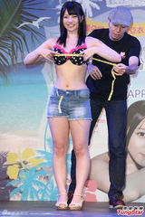 组图：萌妹上原亚衣大胆脱上衣 劈腿趴地撅臀停不下来