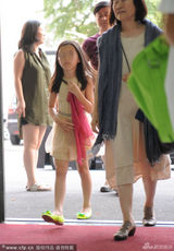 组图：李亚鹏吻小天使感动落泪 李嫣现身像老爸