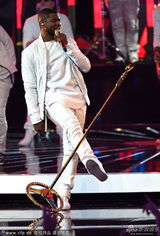 组图：MTV现场搞怪不断 上演女女热吻秀恩爱