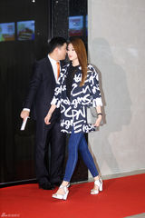 独家：崔丹尼尔宣传新片戴眼镜似哈利波特