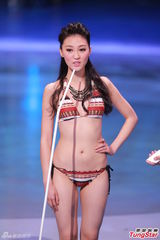 组图：港姐泳装环节吸睛 挺美乳扭蛮腰热辣辣